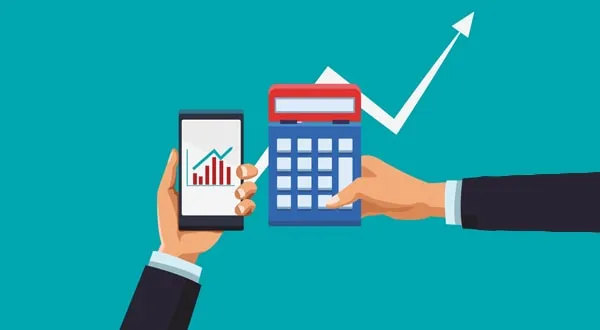 Bir elde yükselen grafikli akıllı telefon, diğerinde hesap makinesi tutan çizim