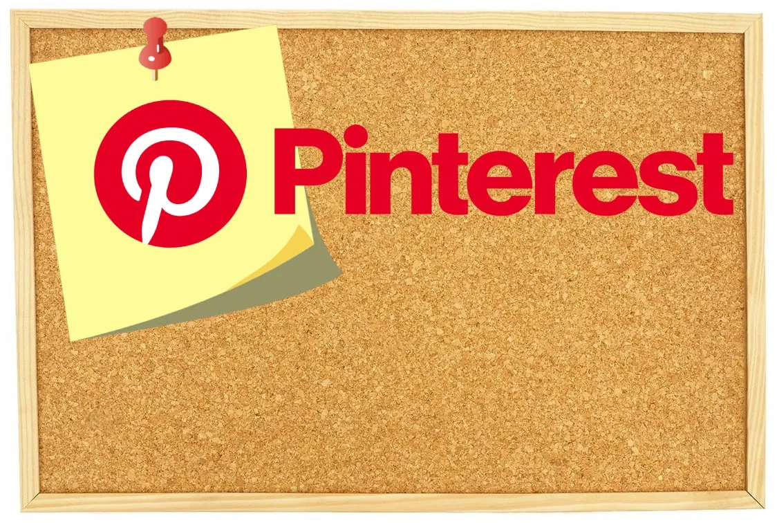 Mantar panoya raptiyeyle tutturulmuş sarı not kağıdı üzerinde kırmızı Pinterest logosu
